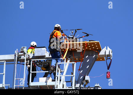 El Alto, Bolivien, 23. August 2016. Ein Techniker sichert eine Drohne, die verwendet wird, um ein synthetisches Lichtkabel zwischen den Masten einer neuen Seilbahn tragen / Gondelbahn, die befindet sich im Aufbau. Dies ist der erste Teil des Prozesses, das endgültige Stahlseil zu installieren, das Gondeln tragen wird. Seilbahn zwischen Rio Seco und La Ceja in El Alto gehört zu einer zweiten Phase der Seilbahn-Linien, die Teil eines ehrgeizigen Projekts um Verkehrsstaus zu entlasten. 3 Routen aus der ersten Phase sind bereits zwischen den Städten La Paz und El Alto in Betrieb. Bildnachweis: James Brunker / Alamy Live neu Stockfoto