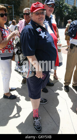 Austin, Texas, USA. 23. August 2016. Kathy Haigler, ein Anhänger der republikanischen Präsidentschaftskandidaten Trump, zeigt ihre republikanischen Socken während des Wartens außerhalb ACL Live im Theater in der Innenstadt von Moody geplante Aufzeichnung der Veranstaltung ein Rathaus von Fox News und politischer Kommentator Sean Hannity Austin werden zugelassen. Bildnachweis: Scott W. Coleman/ZUMA Draht/Alamy Live-Nachrichten Stockfoto