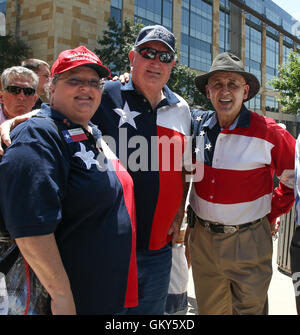 Austin, Texas, USA. 23. August 2016. Anhänger der republikanischen Präsidentschaftskandidaten Trump warten in der Schlange außerhalb ACL Live im Theater in der Innenstadt von Austin Moody vor der geplanten Aufnahme ein Rathaus Veranstaltung von Fox News und politischer Kommentator Sean Hannity. Bildnachweis: Scott W. Coleman/ZUMA Draht/Alamy Live-Nachrichten Stockfoto