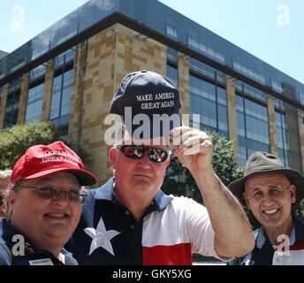 Austin, Texas, USA. 23. August 2016. Anhänger der republikanischen Präsidentschaftskandidaten Trump warten in der Schlange außerhalb ACL Live im Theater in der Innenstadt von Austin Moody vor der geplanten Aufnahme ein Rathaus Veranstaltung von Fox News und politischer Kommentator Sean Hannity. Bildnachweis: Scott W. Coleman/ZUMA Draht/Alamy Live-Nachrichten Stockfoto