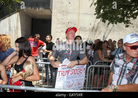 Austin, Texas, USA. 23. August 2016. Anhänger der republikanischen Präsidentschaftskandidaten Trump warten in der Schlange außerhalb ACL Live im Theater in der Innenstadt von Austin Moody vor der geplanten Aufnahme ein Rathaus Veranstaltung von Fox News und politischer Kommentator Sean Hannity. Bildnachweis: Scott W. Coleman/ZUMA Draht/Alamy Live-Nachrichten Stockfoto