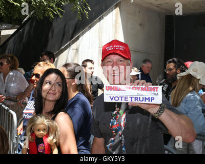 Austin, Texas, USA. 23. August 2016. Anhänger der republikanischen Präsidentschaftskandidaten Trump warten in der Schlange außerhalb ACL Live im Theater in der Innenstadt von Austin Moody vor der geplanten Aufnahme ein Rathaus Veranstaltung von Fox News und politischer Kommentator Sean Hannity. Bildnachweis: Scott W. Coleman/ZUMA Draht/Alamy Live-Nachrichten Stockfoto