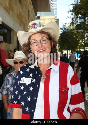 Austin, Texas, USA. 23. August 2016. Mari-Kathryn Braswell fuhren mehr als vier Stunden von ihrem Haus in Montague County, Texas, ein Rathaus mit republikanischen Präsidentschaftskandidaten Trump, veranstaltet von Fox News und politischer Kommentator Sean Hannity am Moody Theater in der Innenstadt von Austin zu besuchen. Bildnachweis: Scott W. Coleman/ZUMA Draht/Alamy Live-Nachrichten Stockfoto