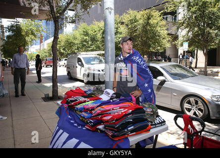 Austin, Texas, USA. 23. August 2016. Anhänger der republikanischen Präsidentschaftskandidaten Trump warten in der Schlange außerhalb ACL Live im Theater in der Innenstadt von Austin Moody vor der geplanten Aufnahme ein Rathaus Veranstaltung von Fox News und politischer Kommentator Sean Hannity. Bildnachweis: Scott W. Coleman/ZUMA Draht/Alamy Live-Nachrichten Stockfoto