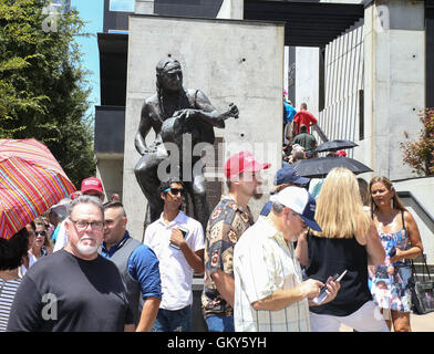 Austin, Texas, USA. 23. August 2016. Anhänger der republikanischen Präsidentschaftskandidaten Trump warten in der Schlange außerhalb ACL Live am Moody Theater vor der Statue von Willie Nelson, in der Innenstadt von Austin vor der geplanten Aufnahme ein Rathaus Veranstaltung von Fox News und politischer Kommentator Sean Hannity. Bildnachweis: Scott W. Coleman/ZUMA Draht/Alamy Live-Nachrichten Stockfoto