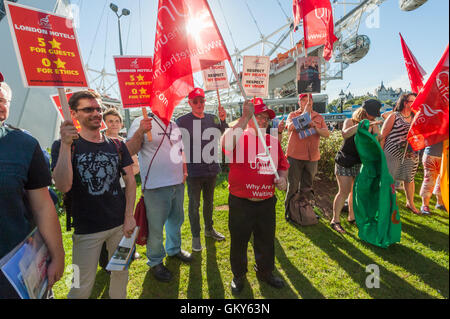 London, UK. 23. August 2016. Vereinen Sie Gastfreundschaft Arbeiter Pose für ein Foto in Jubilee Gardens, starten ihre "Unethische London"-Bericht in die Mobbing, Belästigung und Viktimisierung von Arbeitnehmern in Londons Top-Hotels, wo Management das Recht absprechen, Gewerkschaften beizutreten und für bessere Löhne und Arbeitsbedingungen zu verhandeln. Zwei Drittel der Gastfreundschaft Arbeitnehmer verdienen weniger als London existenzsichernden Lohn. Peter Marshall/Alamy Live-Nachrichten Stockfoto