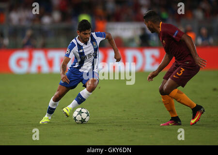 Rom, Italien. 23. August 2016. Corona in Aktion während der UEFA Champions League-match zwischen A.S. Roma vs. FC Porto im Olympiastadion in Rom. Bildnachweis: Aktion Plus Sport/Alamy Live-Nachrichten Stockfoto