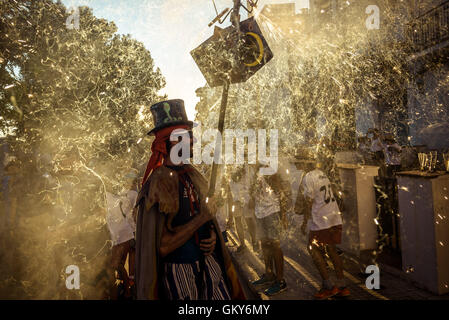 Sitges, Spanien. 23. August 2016. Ein Mitglied der "Diables de Sitges" begibt sich sein Feuerwerk unter der Menge der Zuschauer bei der "Festa Major de Sitges". Bildnachweis: Matthi/Alamy Live-Nachrichten Stockfoto