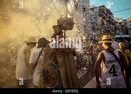 Sitges, Spanien. 23. August 2016. Ein Mitglied der "Diables de Sitges" begibt sich sein Feuerwerk unter der Menge der Zuschauer bei der "Festa Major de Sitges". Bildnachweis: Matthi/Alamy Live-Nachrichten Stockfoto