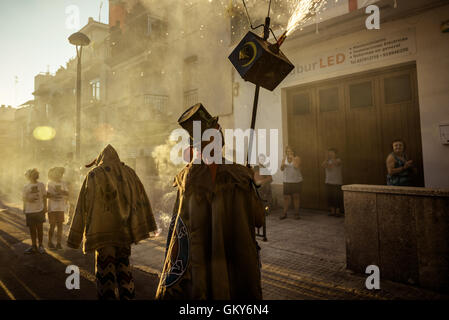 Sitges, Spanien. 23. August 2016. Ein Mitglied der "Diables de Sitges" begibt sich sein Feuerwerk unter der Menge der Zuschauer bei der "Festa Major de Sitges". Bildnachweis: Matthi/Alamy Live-Nachrichten Stockfoto