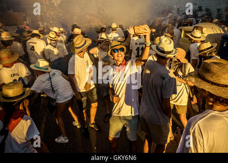 Sitges, Spanien. 23. August 2016. Ein junger Mann nimmt eine Selfie unter der Menge von Zuschauern der "Correfocs" während der "Festa Major de Sitges". Bildnachweis: Matthi/Alamy Live-Nachrichten Stockfoto