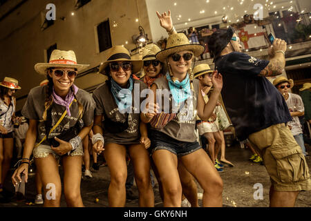 Sitges, Spanien. 23. August 2016. Mädchen schützen sich mit Hüte und Brillen, wie sie unter die Funken aus dem "Correfocs" während der "Festa Major de Sitges" tanzen. Bildnachweis: Matthi/Alamy Live-Nachrichten Stockfoto