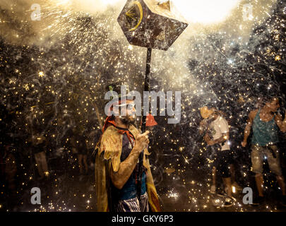 Sitges, Spanien. 23. August 2016. Ein Mitglied der "Diables de Sitges - Colla Vella" begibt sich sein Feuerwerk während der "Festa Major de Sitges". Bildnachweis: Matthi/Alamy Live-Nachrichten Stockfoto