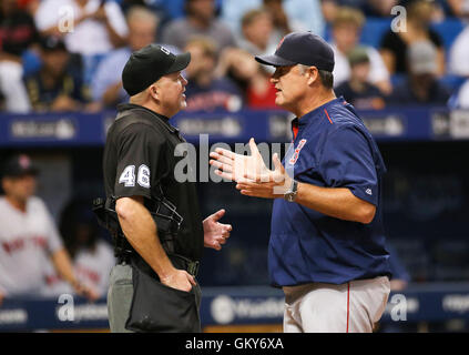 St. Petersburg, Florida, USA. 23. August 2016. WILL VRAGOVIC | Times.Boston Red Sox Manager John Farrell (53) spricht mit Schiedsrichter Ron Kulpa (46) über den Aufruf von Störungen, der die Spitze des achten Innings des Spiels zwischen den Boston Red Sox und die Tampa Bay Rays im Tropicana Field in St. Petersburg, Florida am Dienstag, 23. August 2016 endete. © Willen Vragovic/Tampa Bay Times / ZUMA Draht/Alamy Live News Stockfoto