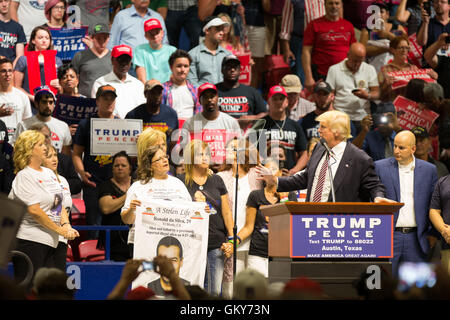 Austin, Texas, USA. 23. August 2016. Präsidentschaftskandidat Donald Trump gesellt sich auf der Bühne durch eine Gruppe von Müttern, die Kinder als Folge der Verbrechen von Migranten sowie Mitglieder der US Border Patrol und Customs Enforcement Agency auf einer Kundgebung der Kampagne im Travis County Exposition Center in Austin, Texas am 23. August 2016 verloren. Bildnachweis: Scott W. Coleman/ZUMA Draht/Alamy Live-Nachrichten Stockfoto