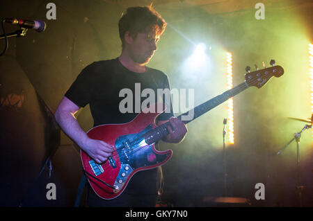 London, UK. 23. August 2016. Alternatives Felsenband Coquin Migale führen ihr Debüt-Album "Munro" am Geburtstage in Dalston Credit: Alberto Pezzali/Alamy Live News Stockfoto