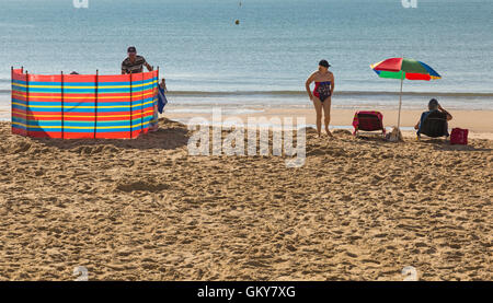 Bournemouth, Dorset, UK 24. August 2016. UK-Wetter: ein weiterer heißer sonniger Tag Alum Chine Beach, Bournemouth. Besucher gehen Sie früh dorthin, bevor 10:00, um die besten Plätze zu sichern, da die Strände später als Temperaturen steigen und Besucher Kopf ans Meer, die Sonne und das Meer optimal verpackt werden. Bildnachweis: Carolyn Jenkins/Alamy Live-Nachrichten Stockfoto