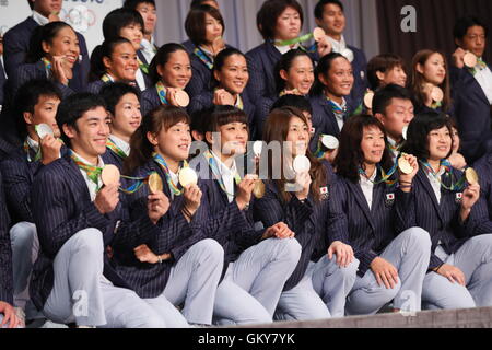 Tokio, Japan. 24. August 2016. Japan-Delegation (JPN), 24. August 2016: Japan Delegation besuchen eine Pressekonferenz nach der Ankunft in Tokio, Japan. Japan gewann 12 Goldmedaillen, 8 Silbermedaillen und 21 Bronzemedaillen bei den Olympischen Spielen 2016 in Rio. Bildnachweis: Sho Tamura/AFLO SPORT/Alamy Live-Nachrichten Stockfoto