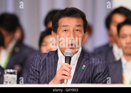 Tokio, Japan. 24. August 2016. Yuji Takada (JPN), 24. August 2016: Japan Delegation besuchen eine Pressekonferenz nach der Ankunft in Tokio, Japan. Japan gewann 12 Goldmedaillen, 8 Silbermedaillen und 21 Bronzemedaillen bei den Olympischen Spielen 2016 in Rio. Bildnachweis: Yohei Osada/AFLO SPORT/Alamy Live-Nachrichten Stockfoto