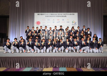 Tokio, Japan. 24. August 2016. Japan-Delegation (JPN), 24. August 2016: Japan Delegation besuchen eine Pressekonferenz nach der Ankunft in Tokio, Japan. Japan gewann 12 Goldmedaillen, 8 Silbermedaillen und 21 Bronzemedaillen bei den Olympischen Spielen 2016 in Rio. Bildnachweis: Yohei Osada/AFLO SPORT/Alamy Live-Nachrichten Stockfoto