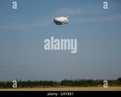 Bedfordshire, UK. 24. August 2016, Flüge The Hybrid Air Fahrzeuge (HAV) Airlander 10 im Test über die Bedfordshire und Hertfordshire Landschaft. Ausziehen aus der historischen RAF Cardington Hangars ist ein breit-geschältes Luftschiff mit zusätzlichen Flügel und Leitwerke, er fliegt mit aerostatischen und aerodynamischen Auftrieb. Angetrieben von vier Diesel-Motor angetrieben kanalisierten Propeller, ist es das größte heute fliegende Flugzeug.  Innerhalb der nächsten Stunde hatte dieses Flugzeug Absturz landete an der Talstation, einige Schäden an das Cockpit. Bildnachweis: Mick Flynn/Alamy Live-Nachrichten Stockfoto