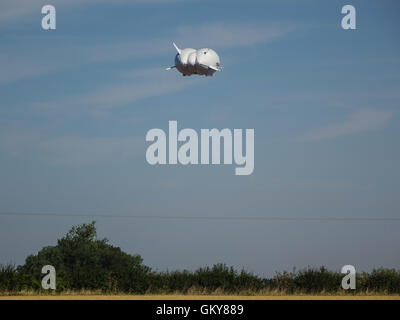 Bedfordshire, UK. 24. August 2016, Flüge The Hybrid Air Fahrzeuge (HAV) Airlander 10 im Test über die Bedfordshire und Hertfordshire Landschaft. Ausziehen aus der historischen RAF Cardington Hangars ist ein breit-geschältes Luftschiff mit zusätzlichen Flügel und Leitwerke, er fliegt mit aerostatischen und aerodynamischen Auftrieb. Angetrieben von vier Diesel-Motor angetrieben kanalisierten Propeller, ist es das größte heute fliegende Flugzeug.  Innerhalb der nächsten Stunde hatte dieses Flugzeug Absturz landete an der Talstation, einige Schäden an das Cockpit. Bildnachweis: Mick Flynn/Alamy Live-Nachrichten Stockfoto