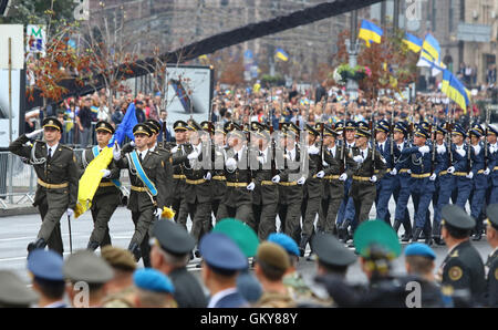 Kiew, Ukraine. 24. August 2016. Soldaten des Regiments des Präsidenten der Ukraine während der Militärparade in Kiew, dem Unabhängigkeitstag der Ukraine gewidmet. Ukraine feiert 25-jähriges Jubiläum der Unabhängigkeit. Bildnachweis: Oleksandr Prykhodko/Alamy Live-Nachrichten Stockfoto