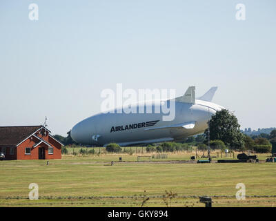 Bedfordshire, UK. 24. August 2016, Flüge The Hybrid Air Fahrzeuge (HAV) Airlander 10 im Test über die Bedfordshire und Hertfordshire Landschaft. Ausziehen aus der historischen RAF Cardington Hangars ist ein breit-geschältes Luftschiff mit zusätzlichen Flügel und Leitwerke, er fliegt mit aerostatischen und aerodynamischen Auftrieb. Angetrieben von vier Diesel-Motor angetrieben kanalisierten Propeller, ist es das größte heute fliegende Flugzeug.  Innerhalb der nächsten Stunde hatte dieses Flugzeug Absturz landete an der Talstation, einige Schäden an das Cockpit. Bildnachweis: Mick Flynn/Alamy Live-Nachrichten Stockfoto