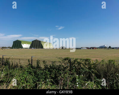 Bedfordshire, UK. 24. August 2016, Flüge The Hybrid Air Fahrzeuge (HAV) Airlander 10 im Test über die Bedfordshire und Hertfordshire Landschaft. Ausziehen aus der historischen RAF Cardington Hangars ist ein breit-geschältes Luftschiff mit zusätzlichen Flügel und Leitwerke, er fliegt mit aerostatischen und aerodynamischen Auftrieb. Angetrieben von vier Diesel-Motor angetrieben kanalisierten Propeller, ist es das größte heute fliegende Flugzeug.  Innerhalb der nächsten Stunde hatte dieses Flugzeug Absturz landete an der Talstation, einige Schäden an das Cockpit. Bildnachweis: Mick Flynn/Alamy Live-Nachrichten Stockfoto