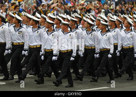 Kiew, Ukraine. 24. August 2016. Soldaten der ukrainischen Marine während der Militärparade in Kiew, dem Unabhängigkeitstag der Ukraine gewidmet. Ukraine feiert 25-jähriges Jubiläum der Unabhängigkeit. Bildnachweis: Oleksandr Prykhodko/Alamy Live-Nachrichten Stockfoto