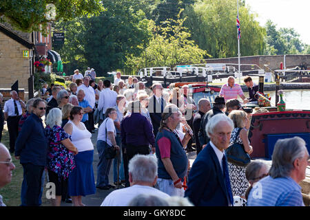 Schüren Sie Bruerne, Northamptonshire, Großbritannien 24. August 2016. David Blagrove OBE, der am 12. August 2016 starb, hatte seine letzte Reise auf der Grand Union Canal heute an Bord NB Bildhauer ging von seinem Haus in The Wharf um 10:30 Blisworth-Tunnel und zurück von seiner Familie, vor seiner Beerdigung in der Kirche St Mary Stoke Bruerne begleitet. David war Schleusenwärter, arbeiten Bootsmann und Mitkämpfer der Binnenwasserstraßen sein ganzes Leben lang. Bildnachweis: Keith J Smith. / Alamy Live News Stockfoto