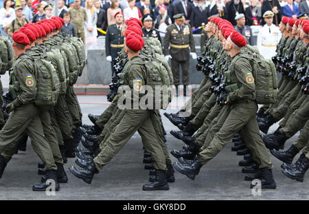 Kiew, Ukraine. 24. August 2016. Soldaten der Nationalgarde der Ukraine während der Militärparade in Kiew, dem Unabhängigkeitstag der Ukraine gewidmet. Ukraine feiert 25-jähriges Jubiläum der Unabhängigkeit. Bildnachweis: Oleksandr Prykhodko/Alamy Live-Nachrichten Stockfoto