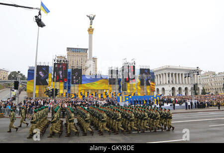 Kiew, Ukraine. 24. August 2016. Ukrainische Soldaten nehmen an einer Militärparade in Kiew, gewidmet dem Unabhängigkeitstag der Ukraine Teil. Ukraine feiert 25-jähriges Jubiläum der Unabhängigkeit. Bildnachweis: Oleksandr Prykhodko/Alamy Live-Nachrichten Stockfoto