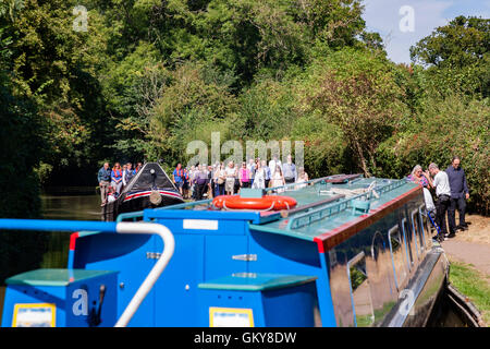 Schüren Sie Bruerne, Northamptonshire, Großbritannien 24. August 2016. David Blagrove OBE, der am 12. August 2016 starb, hatte seine letzte Reise auf der Grand Union Canal heute an Bord NB Bildhauer ging von seinem Haus in The Wharf um 10:30 Blisworth-Tunnel und zurück von seiner Familie, vor seiner Beerdigung in der Kirche St Mary Stoke Bruerne begleitet. David war Schleusenwärter, arbeiten Bootsmann und Mitkämpfer der Binnenwasserstraßen sein ganzes Leben lang. Bildnachweis: Keith J Smith. / Alamy Live News Stockfoto