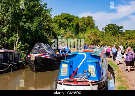 Schüren Sie Bruerne, Northamptonshire, Großbritannien 24. August 2016. David Blagrove OBE, der am 12. August 2016 starb, hatte seine letzte Reise auf der Grand Union Canal heute an Bord NB Bildhauer ging von seinem Haus in The Wharf um 10:30 Blisworth-Tunnel und zurück von seiner Familie, vor seiner Beerdigung in der Kirche St Mary Stoke Bruerne begleitet. David war Schleusenwärter, arbeiten Bootsmann und Mitkämpfer der Binnenwasserstraßen sein ganzes Leben lang. Bildnachweis: Keith J Smith. / Alamy Live News Stockfoto