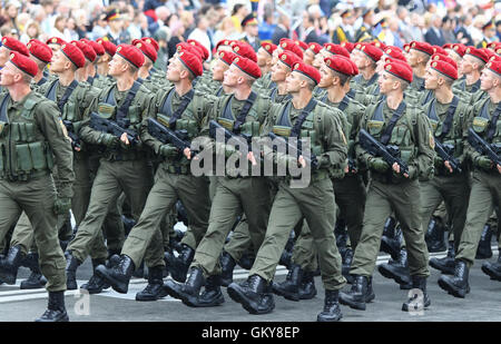 Kiew, Ukraine. 24. August 2016. Soldaten der Nationalgarde der Ukraine während der Militärparade in Kiew, dem Unabhängigkeitstag der Ukraine gewidmet. Ukraine feiert 25-jähriges Jubiläum der Unabhängigkeit. Bildnachweis: Oleksandr Prykhodko/Alamy Live-Nachrichten Stockfoto