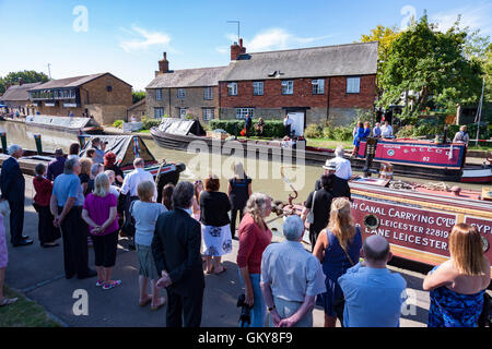 Schüren Sie Bruerne, Northamptonshire, Großbritannien 24. August 2016. David Blagrove OBE, der am 12. August 2016 starb, hatte seine letzte Reise auf der Grand Union Canal heute an Bord NB Bildhauer ging von seinem Haus in The Wharf um 10:30 Blisworth-Tunnel und zurück von seiner Familie, vor seiner Beerdigung in der Kirche St Mary Stoke Bruerne begleitet. David war Schleusenwärter, arbeiten Bootsmann und Mitkämpfer der Binnenwasserstraßen sein ganzes Leben lang. Bildnachweis: Keith J Smith. / Alamy Live News Stockfoto