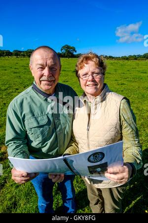 Strathaven, Lanarkshire, Schottland, Großbritannien. 24. August 2016. Amerikanisches Ehepaar machen 6000 Meile Reise nach Strathaven, Familiengeschichte und Verknüpfung mit 1943 Luft verfolgen crash Barry und Vicki Graham aus Yankton, South Dakota auf eine Familiengeschichte-Besuch in Schottland werden ergriffen, um die Absturzstelle 1943 B-17 in Strathaven, Lanarkshire.  Vickis Onkel Mearl C Waswick wurde der Schweif Kanonier auf der Flying Fortress.  Sie wurden gezeigt, dass die Website von 84 Jahre alten Archie Watt, die den Absturz erlebt im Alter von 11 Jahren. Bildnachweis: Andrew Wilson/Alamy Live-Nachrichten Stockfoto