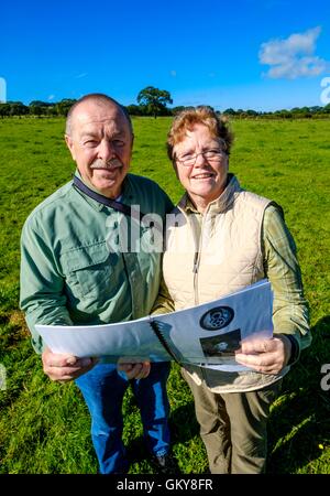 Strathaven, Lanarkshire, Schottland, Großbritannien. 24. August 2016. Amerikanisches Ehepaar machen 6000 Meile Reise nach Strathaven, Familiengeschichte und Verknüpfung mit 1943 Luft verfolgen crash Barry und Vicki Graham aus Yankton, South Dakota auf eine Familiengeschichte-Besuch in Schottland werden ergriffen, um die Absturzstelle 1943 B-17 in Strathaven, Lanarkshire.  Vickis Onkel Mearl C Waswick wurde der Schweif Kanonier auf der Flying Fortress.  Sie wurden gezeigt, dass die Website von 84 Jahre alten Archie Watt, die den Absturz erlebt im Alter von 11 Jahren. Bildnachweis: Andrew Wilson/Alamy Live-Nachrichten Stockfoto