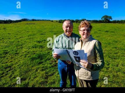 Strathaven, Lanarkshire, Schottland, Großbritannien. 24. August 2016. Amerikanisches Ehepaar machen 6000 Meile Reise nach Strathaven, Familiengeschichte und Verknüpfung mit 1943 Luft verfolgen crash Barry und Vicki Graham aus Yankton, South Dakota auf eine Familiengeschichte-Besuch in Schottland werden ergriffen, um die Absturzstelle 1943 B-17 in Strathaven, Lanarkshire.  Vickis Onkel Mearl C Waswick wurde der Schweif Kanonier auf der Flying Fortress.  Sie wurden gezeigt, dass die Website von 84 Jahre alten Archie Watt, die den Absturz erlebt im Alter von 11 Jahren. Bildnachweis: Andrew Wilson/Alamy Live-Nachrichten Stockfoto