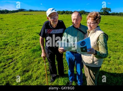 Strathaven, Lanarkshire, Schottland, Großbritannien. 24. August 2016. Amerikanisches Ehepaar machen 6000 Meile Reise nach Strathaven, Familiengeschichte und Verknüpfung mit 1943 Luft verfolgen crash Barry und Vicki Graham aus Yankton, South Dakota auf eine Familiengeschichte-Besuch in Schottland werden ergriffen, um die Absturzstelle 1943 B-17 in Strathaven, Lanarkshire.  Vickis Onkel Mearl C Waswick wurde der Schweif Kanonier auf der Flying Fortress.  Sie wurden gezeigt, dass die Website von 84 Jahre alten Archie Watt, die den Absturz erlebt im Alter von 11 Jahren. Bildnachweis: Andrew Wilson/Alamy Live-Nachrichten Stockfoto