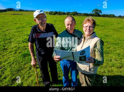 Strathaven, Lanarkshire, Schottland, Großbritannien. 24. August 2016. Amerikanisches Ehepaar machen 6000 Meile Reise nach Strathaven, Familiengeschichte und Verknüpfung mit 1943 Luft verfolgen crash Barry und Vicki Graham aus Yankton, South Dakota auf eine Familiengeschichte-Besuch in Schottland werden ergriffen, um die Absturzstelle 1943 B-17 in Strathaven, Lanarkshire.  Vickis Onkel Mearl C Waswick wurde der Schweif Kanonier auf der Flying Fortress.  Sie wurden gezeigt, dass die Website von 84 Jahre alten Archie Watt, die den Absturz erlebt im Alter von 11 Jahren. Bildnachweis: Andrew Wilson/Alamy Live-Nachrichten Stockfoto