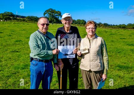 Strathaven, Lanarkshire, Schottland, Großbritannien. 24. August 2016. Amerikanisches Ehepaar machen 6000 Meile Reise nach Strathaven, Familiengeschichte und Verknüpfung mit 1943 Luft verfolgen crash Barry und Vicki Graham aus Yankton, South Dakota auf eine Familiengeschichte-Besuch in Schottland werden ergriffen, um die Absturzstelle 1943 B-17 in Strathaven, Lanarkshire.  Vickis Onkel Mearl C Waswick wurde der Schweif Kanonier auf der Flying Fortress.  Sie wurden gezeigt, dass die Website von 84 Jahre alten Archie Watt, die den Absturz erlebt im Alter von 11 Jahren. Bildnachweis: Andrew Wilson/Alamy Live-Nachrichten Stockfoto