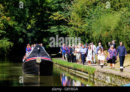 Schüren Sie Bruerne, Northamptonshire, Großbritannien 24. August 2016. David Blagrove OBE, der am 12. August 2016 starb, hatte seine letzte Reise auf der Grand Union Canal heute an Bord NB Bildhauer ging von seinem Haus in The Wharf um 10:30 Blisworth-Tunnel und zurück von seiner Familie, vor seiner Beerdigung in der Kirche St Mary Stoke Bruerne begleitet. David war Schleusenwärter, arbeiten Bootsmann und Mitkämpfer der Binnenwasserstraßen sein ganzes Leben lang. Bildnachweis: Keith J Smith. / Alamy Live News Stockfoto