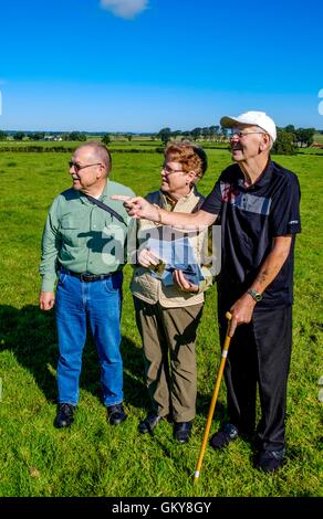 Strathaven, Lanarkshire, Schottland, Großbritannien. 24. August 2016. Amerikanisches Ehepaar machen 6000 Meile Reise nach Strathaven, Familiengeschichte und Verknüpfung mit 1943 Luft verfolgen crash Barry und Vicki Graham aus Yankton, South Dakota auf eine Familiengeschichte-Besuch in Schottland werden ergriffen, um die Absturzstelle 1943 B-17 in Strathaven, Lanarkshire.  Vickis Onkel Mearl C Waswick wurde der Schweif Kanonier auf der Flying Fortress.  Sie wurden gezeigt, dass die Website von 84 Jahre alten Archie Watt, die den Absturz erlebt im Alter von 11 Jahren. Bildnachweis: Andrew Wilson/Alamy Live-Nachrichten Stockfoto