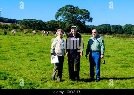 Strathaven, Lanarkshire, Schottland, Großbritannien. 24. August 2016. Amerikanisches Ehepaar machen 6000 Meile Reise nach Strathaven, Familiengeschichte und Verknüpfung mit 1943 Luft verfolgen crash Barry und Vicki Graham aus Yankton, South Dakota auf eine Familiengeschichte-Besuch in Schottland werden ergriffen, um die Absturzstelle 1943 B-17 in Strathaven, Lanarkshire.  Vickis Onkel Mearl C Waswick wurde der Schweif Kanonier auf der Flying Fortress.  Sie wurden gezeigt, dass die Website von 84 Jahre alten Archie Watt, die den Absturz erlebt im Alter von 11 Jahren. Bildnachweis: Andrew Wilson/Alamy Live-Nachrichten Stockfoto