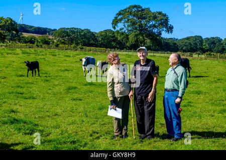 Strathaven, Lanarkshire, Schottland, Großbritannien. 24. August 2016. Amerikanisches Ehepaar machen 6000 Meile Reise nach Strathaven, Familiengeschichte und Verknüpfung mit 1943 Luft verfolgen crash Barry und Vicki Graham aus Yankton, South Dakota auf eine Familiengeschichte-Besuch in Schottland werden ergriffen, um die Absturzstelle 1943 B-17 in Strathaven, Lanarkshire.  Vickis Onkel Mearl C Waswick wurde der Schweif Kanonier auf der Flying Fortress.  Sie wurden gezeigt, dass die Website von 84 Jahre alten Archie Watt, die den Absturz erlebt im Alter von 11 Jahren. Bildnachweis: Andrew Wilson/Alamy Live-Nachrichten Stockfoto