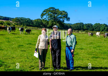 Strathaven, Lanarkshire, Schottland, Großbritannien. 24. August 2016. Amerikanisches Ehepaar machen 6000 Meile Reise nach Strathaven, Familiengeschichte und Verknüpfung mit 1943 Luft verfolgen crash Barry und Vicki Graham aus Yankton, South Dakota auf eine Familiengeschichte-Besuch in Schottland werden ergriffen, um die Absturzstelle 1943 B-17 in Strathaven, Lanarkshire.  Vickis Onkel Mearl C Waswick wurde der Schweif Kanonier auf der Flying Fortress.  Sie wurden gezeigt, dass die Website von 84 Jahre alten Archie Watt, die den Absturz erlebt im Alter von 11 Jahren. Bildnachweis: Andrew Wilson/Alamy Live-Nachrichten Stockfoto