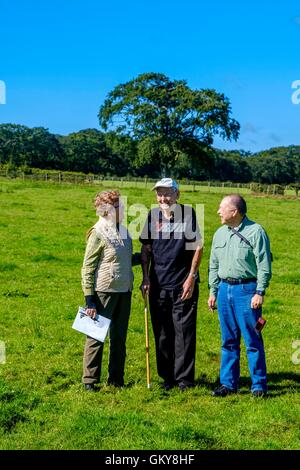 Strathaven, Lanarkshire, Schottland, Großbritannien. 24. August 2016. Amerikanisches Ehepaar machen 6000 Meile Reise nach Strathaven, Familiengeschichte und Verknüpfung mit 1943 Luft verfolgen crash Barry und Vicki Graham aus Yankton, South Dakota auf eine Familiengeschichte-Besuch in Schottland werden ergriffen, um die Absturzstelle 1943 B-17 in Strathaven, Lanarkshire.  Vickis Onkel Mearl C Waswick wurde der Schweif Kanonier auf der Flying Fortress.  Sie wurden gezeigt, dass die Website von 84 Jahre alten Archie Watt, die den Absturz erlebt im Alter von 11 Jahren. Bildnachweis: Andrew Wilson/Alamy Live-Nachrichten Stockfoto