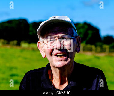 Strathaven, Lanarkshire, Schottland, Großbritannien. 24. August 2016. Amerikanisches Ehepaar machen 6000 Meile Reise nach Strathaven, Familiengeschichte und Verknüpfung mit 1943 Luft verfolgen crash Barry und Vicki Graham aus Yankton, South Dakota auf eine Familiengeschichte-Besuch in Schottland werden ergriffen, um die Absturzstelle 1943 B-17 in Strathaven, Lanarkshire.  Vickis Onkel Mearl C Waswick wurde der Schweif Kanonier auf der Flying Fortress.  Sie wurden gezeigt, dass die Website von 84 Jahre alten Archie Watt, die den Absturz erlebt im Alter von 11 Jahren. Bildnachweis: Andrew Wilson/Alamy Live-Nachrichten Stockfoto